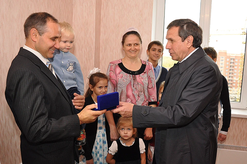 Большую семью Степаненко с новосельем поздравил Владимир Городецкий.
