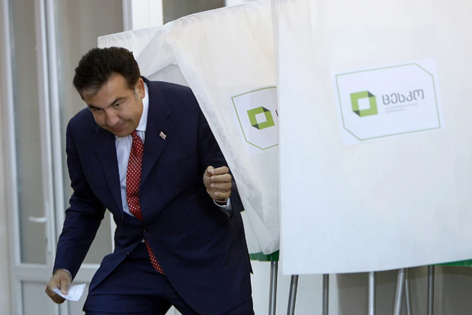 На Саакашвили чуть не упала избирательная кабинка. Плохая примета...