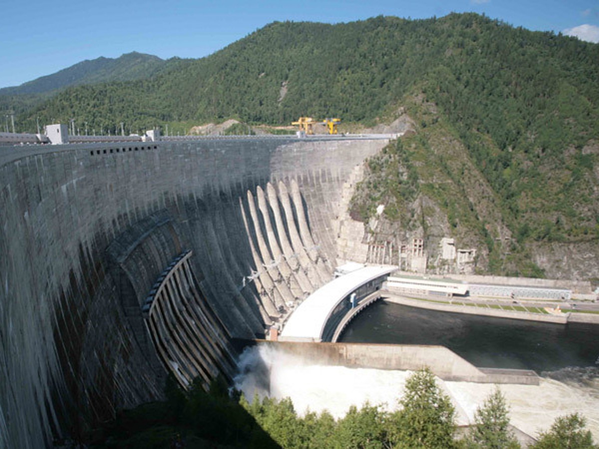 В каком районе находится самая крупная гэс. Саяно-Шушенская ГЭС. ГЭС Гури Венесуэла. Мощные ГЭС В России. Крупнейшая гидроэлектростанция ГЭС В России.