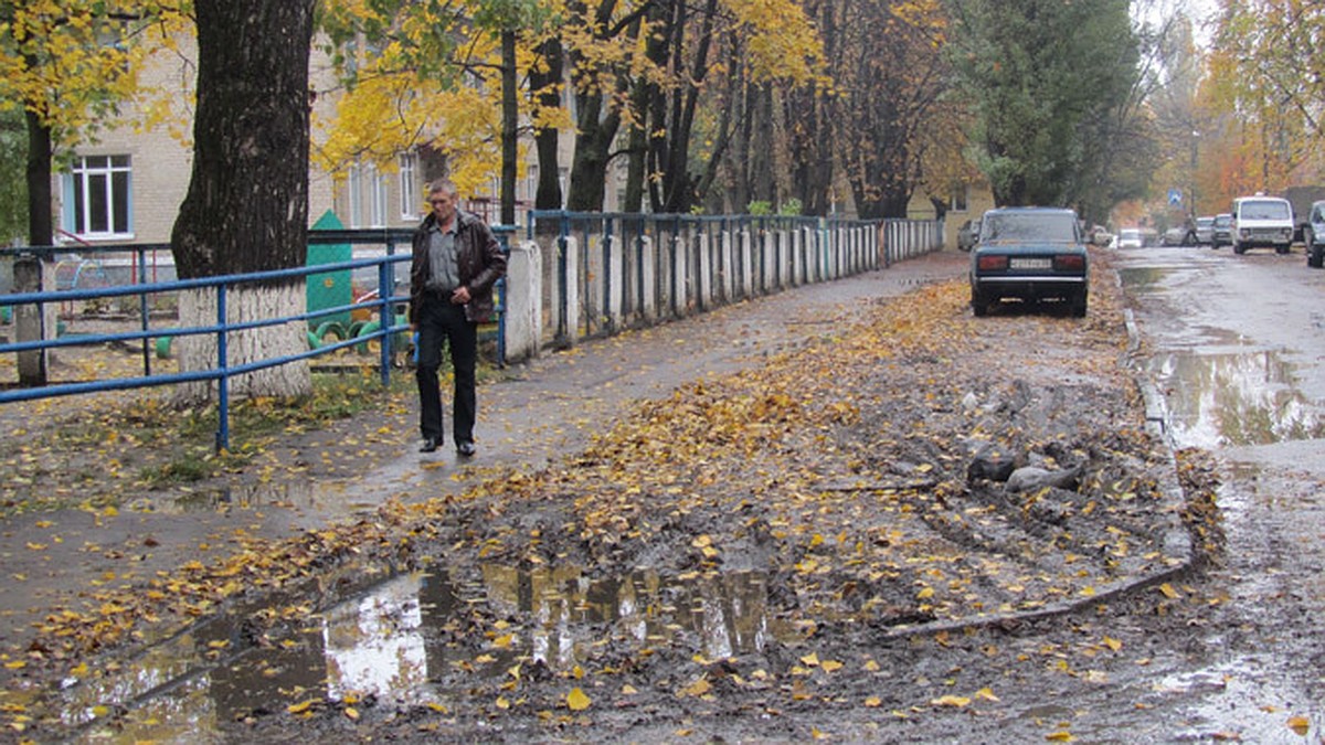 В Белгороде жители улицы Чехова ходят возле дома в резиновых сапогах - KP.RU