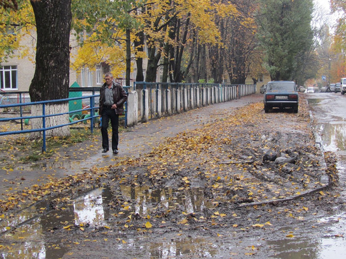 В Белгороде жители улицы Чехова ходят возле дома в резиновых сапогах - KP.RU