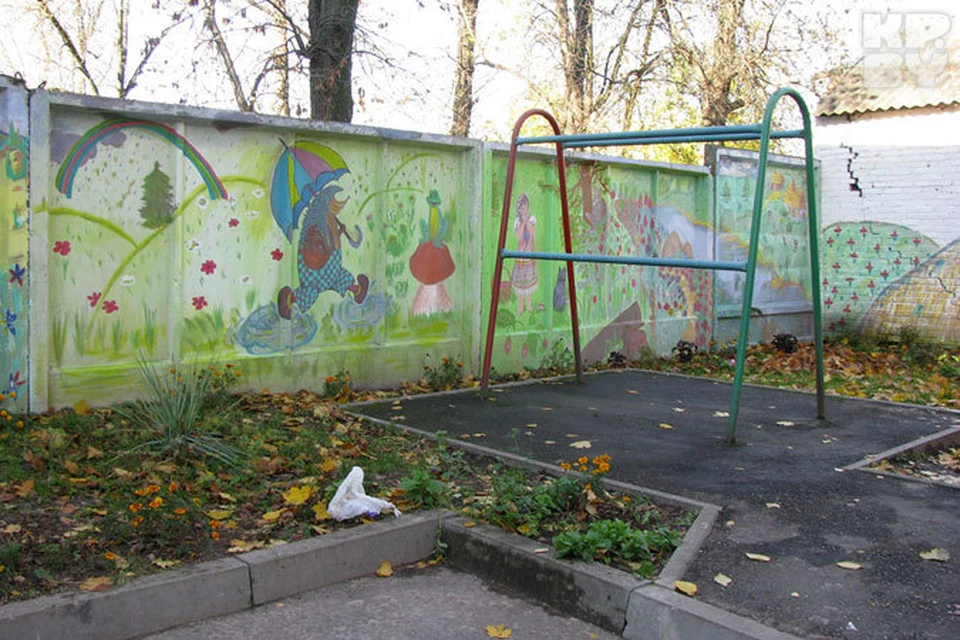 В Витебске дворник рисует на заборах.