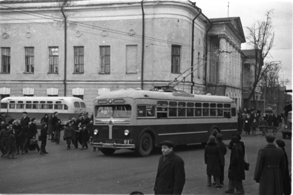 Первые троллейбусы были простые и надежные, но неудобные