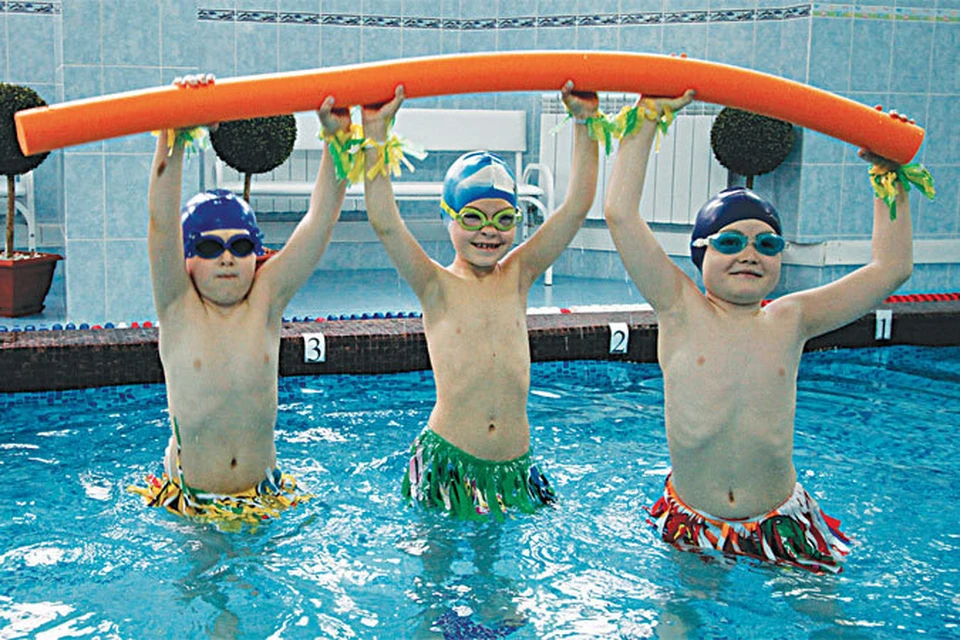 Посещение бассейна - не только удовольствие, но и большая польза для детского здоровья.
