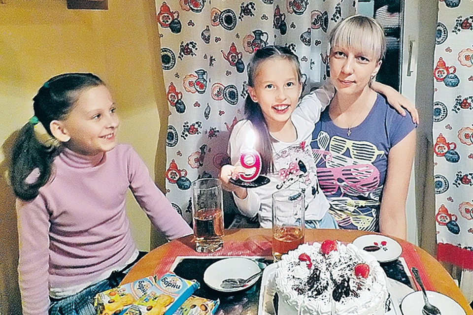 Это первый день рождения, который Аня провела с мамой. На праздник пригласили и младшую внучку Ираиды Моторыкиной Катю (на фото она слева). Девочки с рождения росли вместе.