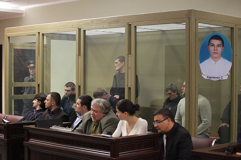 Сергея Карпенко же нет в живых, на скамье подсудимых сейчас находятся остальные участники цапковской группировки