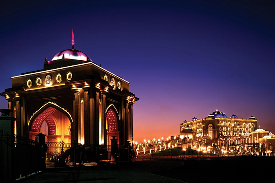 Отель Emirates Palas сияет ночью уникальной подсветкой, а днем - золотом и хрусталем, из которого выполнена его отделка