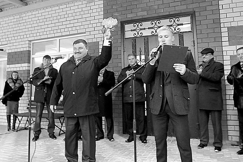 Символический ключ от автовокзала вручили главе Собинского района Виктору Аникину.