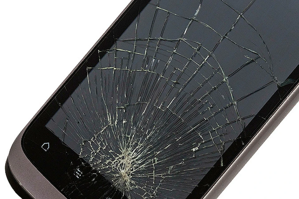 Крепкий телефон. Разбитый экран телефона. Бронебойный телефон. Паутинка на экране телефона. Сломанный кнопочный телефон.