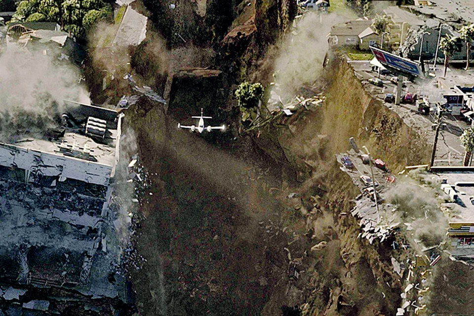 В фильме «2012» земля буквально разверзлась под ногами героев. Спасаться пришлось на самолете.