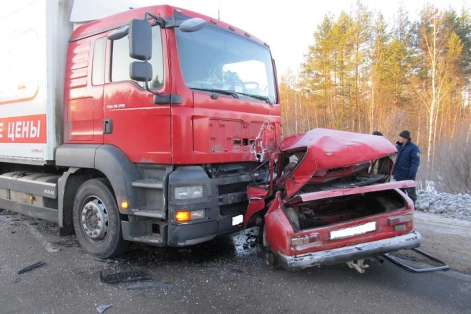Четыре вологжанина погибли в лобовом столкновении легковушки с грузовиком