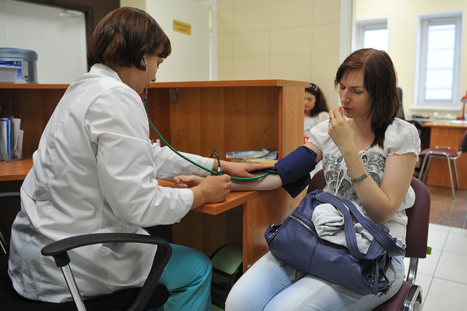 Для профилактики нежелательной беременности жительницам Новосибирской области в женской консультации раздают бесплатные контрацептивы.