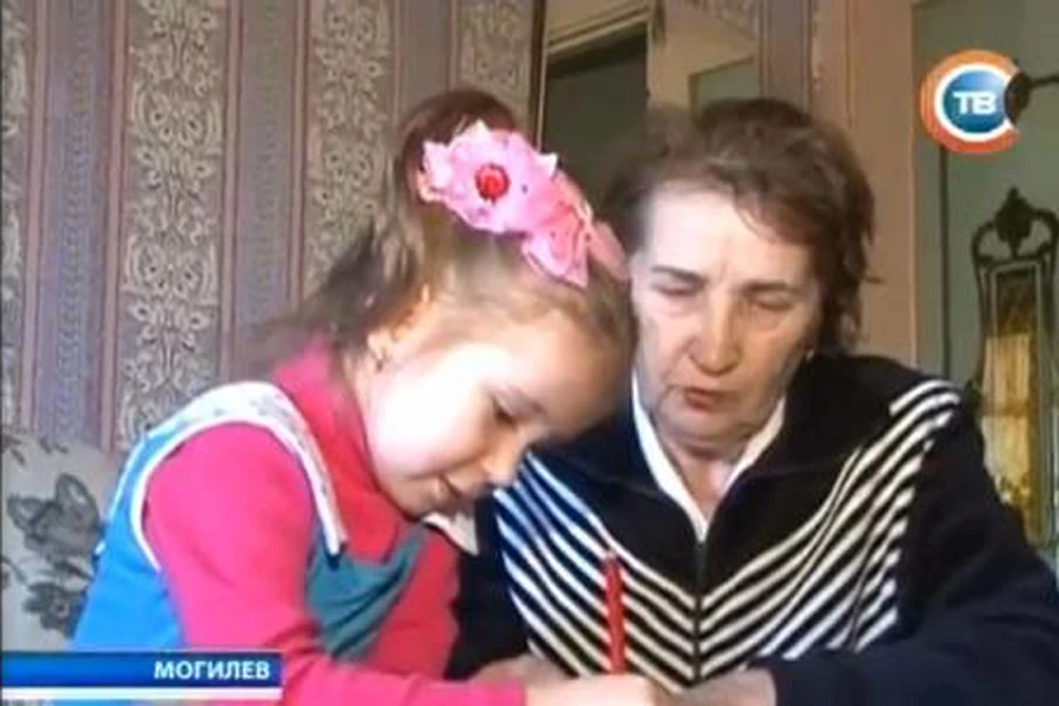 Пенсионерка-волонтер Ольга Васильевна Соболева не выходя из дома ухаживает за маленькими детьми одиноких матерей.