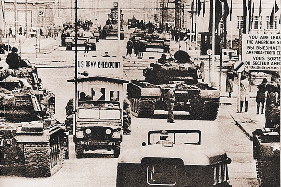В годы холодной войны дело не раз доходило до прямого противостояния (на фото американские и советские танки целят друг в друга в Берлине в августе 1961 г.). Неужели прошлое повторится?