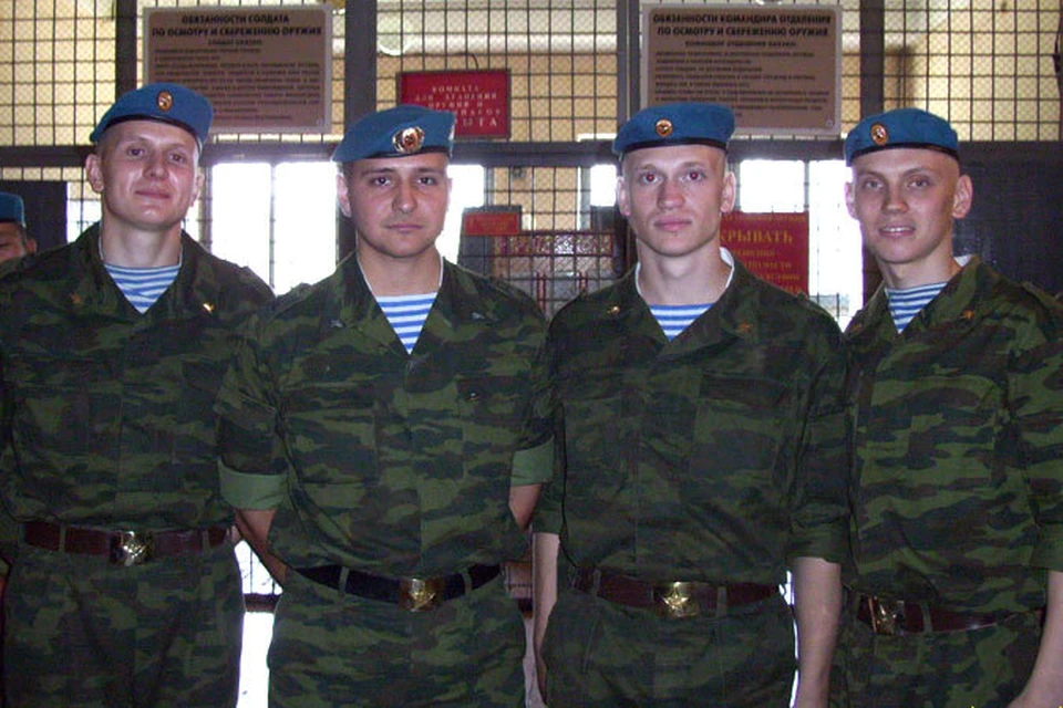 Дневник солдата Воздушно-десантных войск России Антона Сиротова (крайний справа).