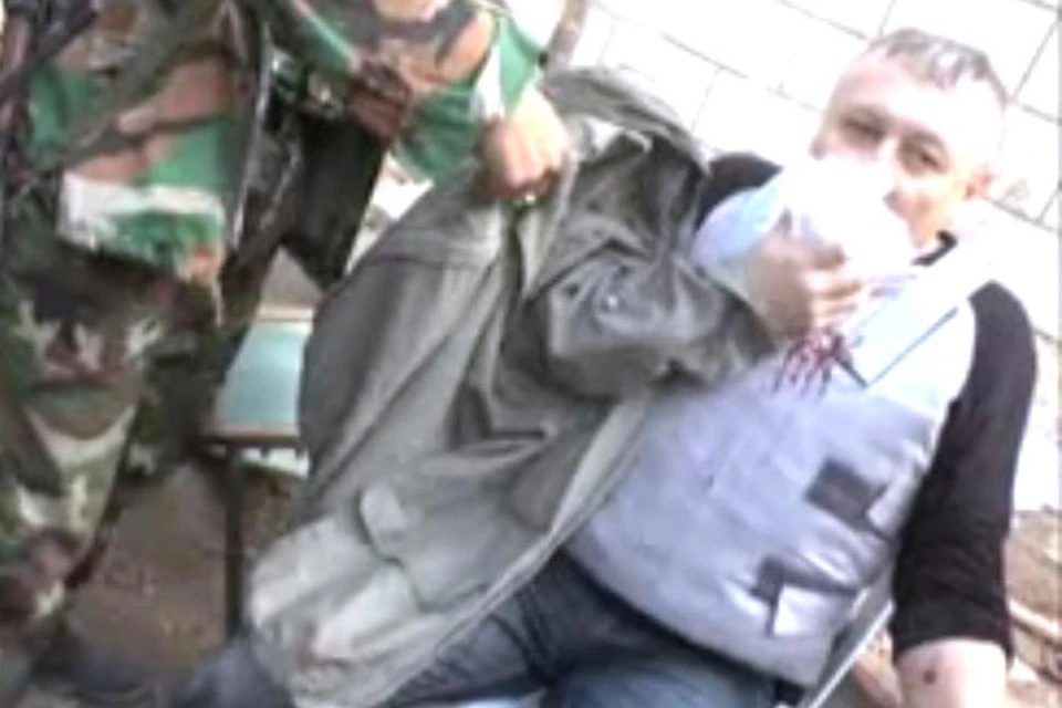 Кадр из видео, на котором Сергею Бережному оказывают помощь после ранения.