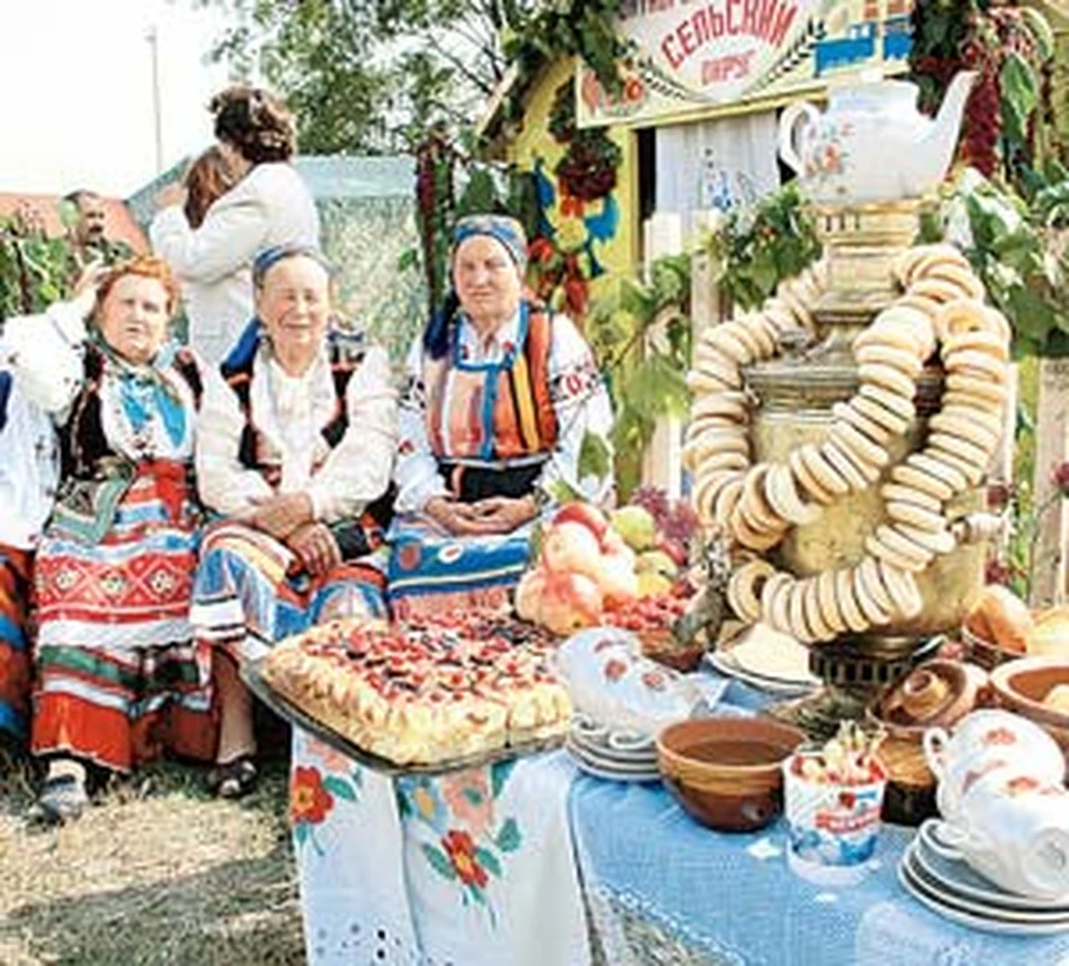 В этот  день крестьяне занимались «бесовскими потехами». Выпивали в основном...