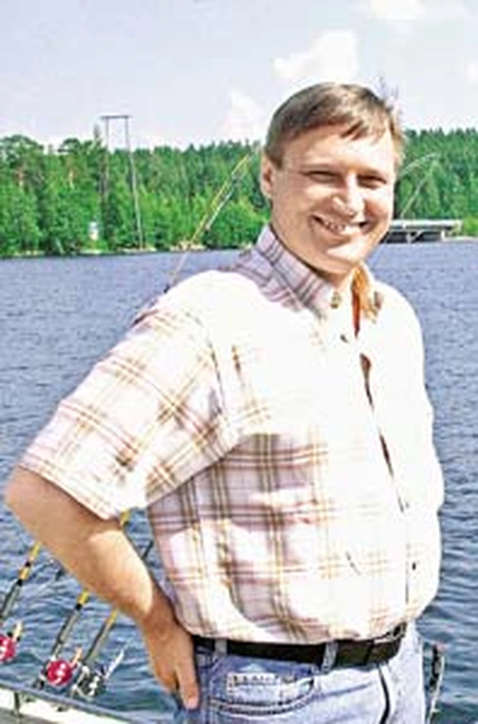 Михаилу Касьянову хорошо отдыхать  на речном берегу.