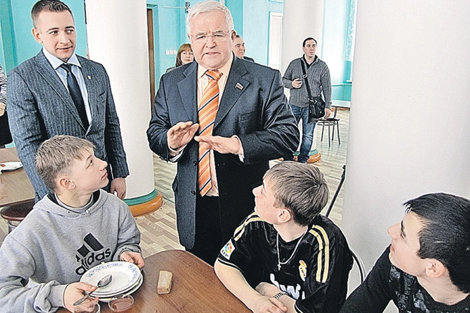 Николай Борцов с  воспитанниками детского дома № 7 города Грязи.