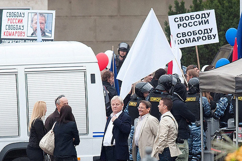 По сюжету в Москве проходят митинги с целью освободить политзаключенного.
