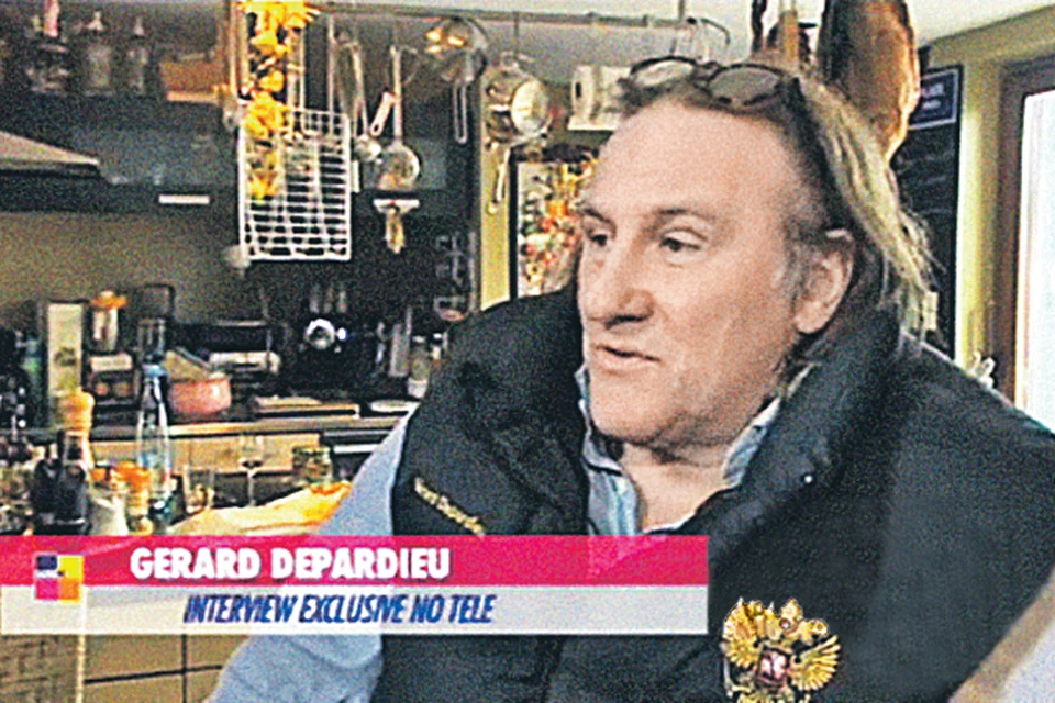 Встречать бельгийских журналистов на своей кухне в городке Нешэн актер вышел в жилетке с двуглавым орлом