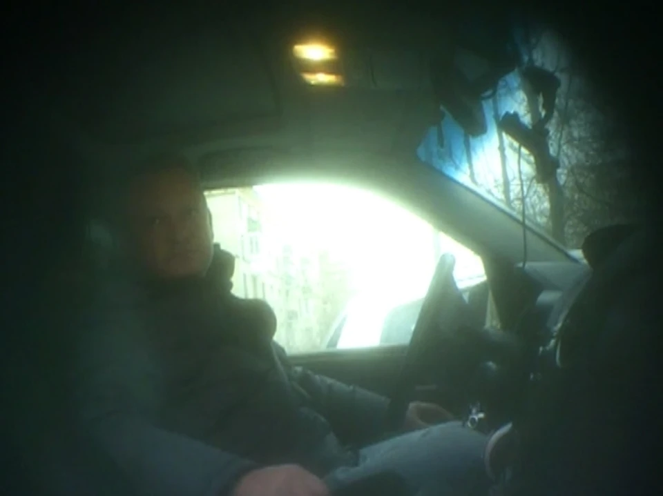 Врач-взяточник Алексей Мошков  за несколько минут до задержания оперативниками УБЭП