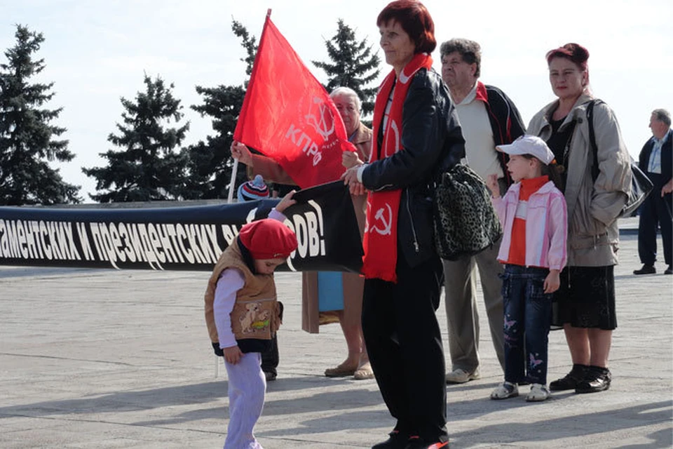 А кто-то ходит на митинги с детьми и внуками.