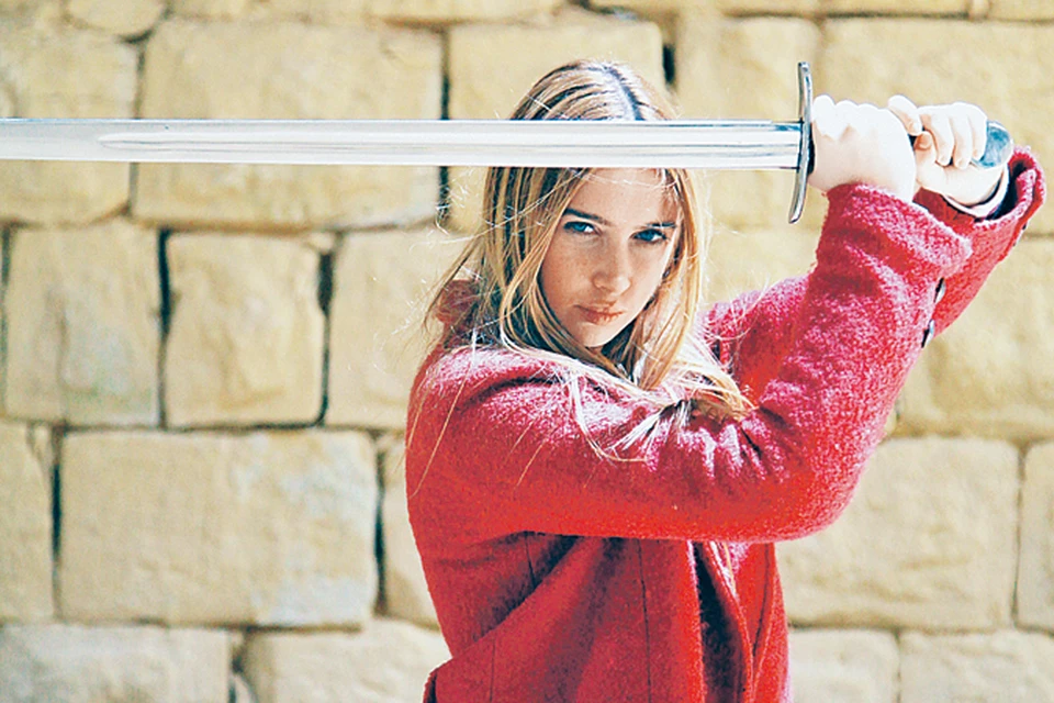 Анна Андрусенко ради роли в сериале взялась за холодное оружие. Теперь с четырехкилограммовым мечом девушка на ты.