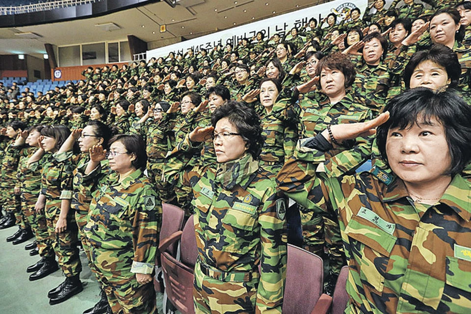 Южная Корея мобилизует все свои силы, чтобы в случае чего дать отпор Пхеньяну. На фото - женский взвод армии резервистов.