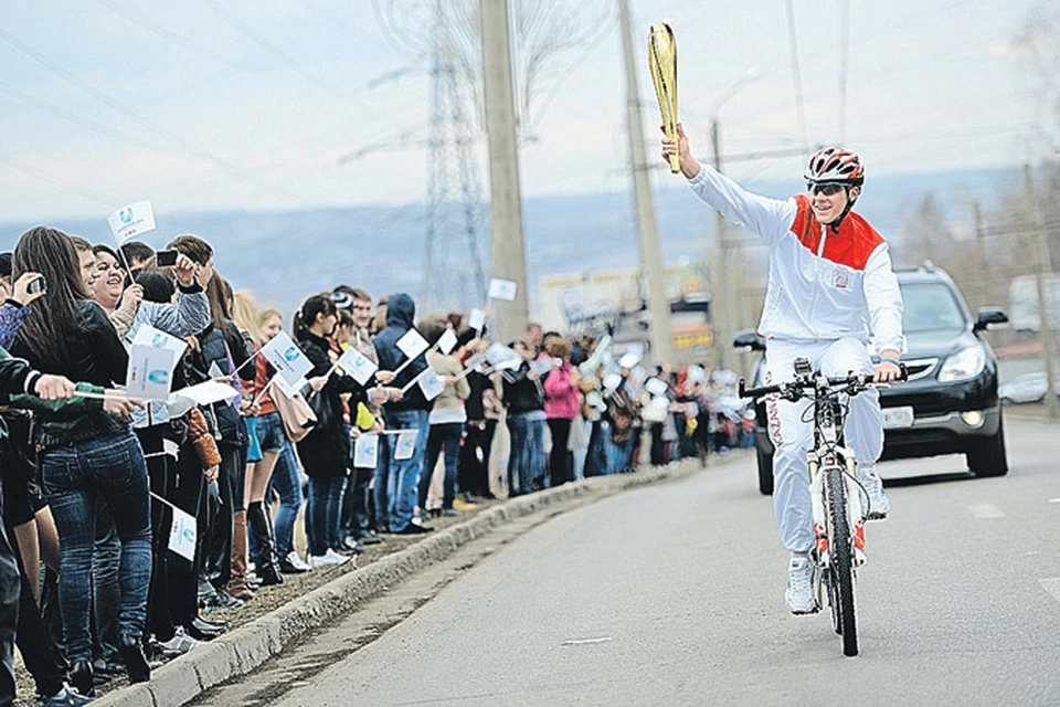 В передаче огня в Красноярске впервые поучаствовали велосипедисты.