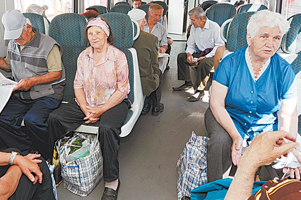 Право пенсионеров на бесплатный проезд. Пенсионеры в автобусе. Пенсионеры в поезде. Пенсионеры в электричке. Пенсионерки в электричке.