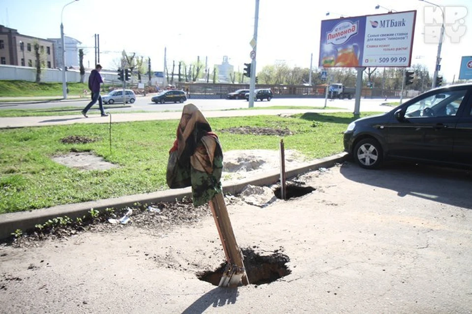 В этом месте находится ливневая канализация, произошло подмытие грунта