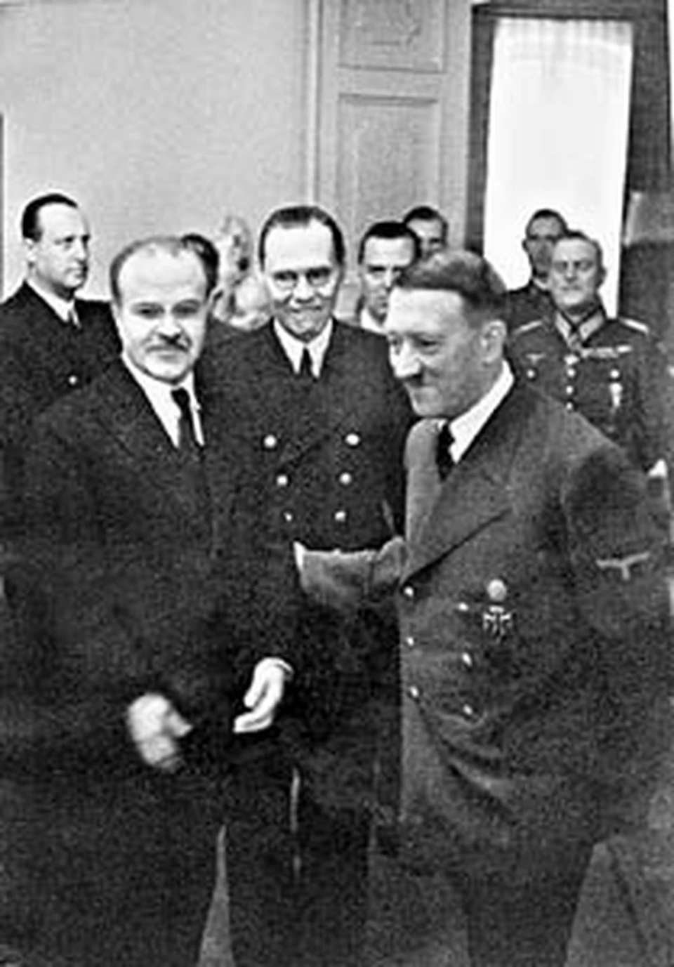 Вячеслав Молотов (на снимке слева)  на встрече с Адольфом Гитлером. Берлин, ноябрь 1940-го. До нападения Германии на Советский Союз остается семь месяцев...