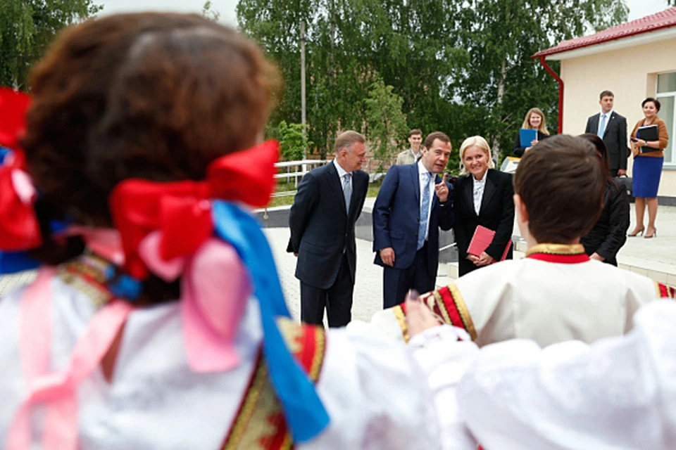 Премьер побывал в сельской амбулатории, спорткомплексе, школе, осмотрел новые дома, что строятся в рамках федеральной целевой программы "Социальное развитие села"