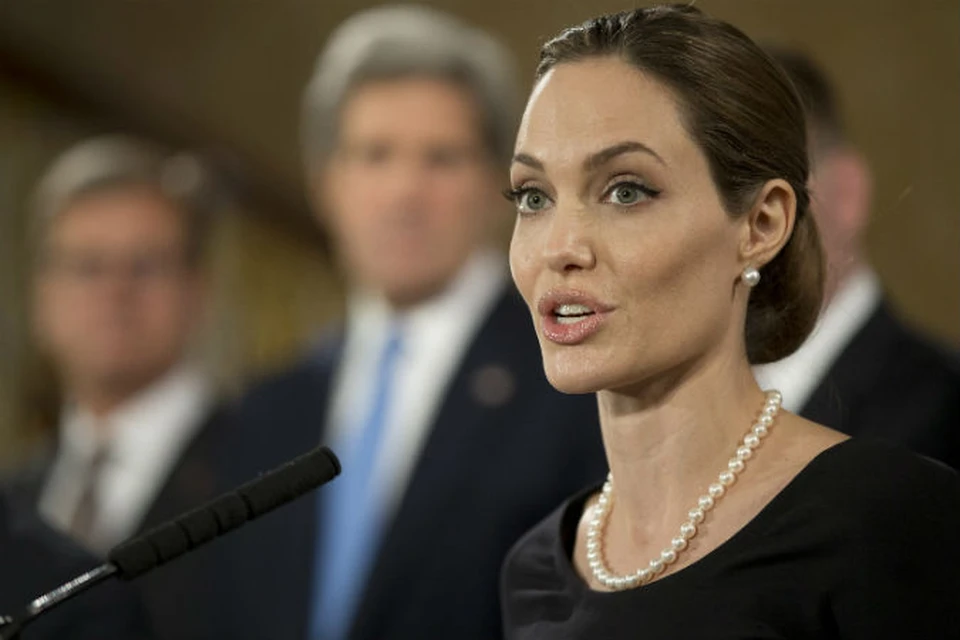 Анджелина Джоли не только прекрасная актриса, но еще и активный общественный деятель.