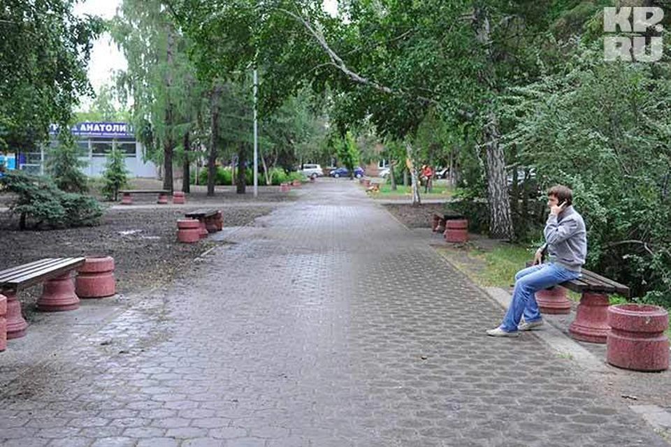 - Алло, Вячеслав Викторович, может, пару урн с Выставочного сквера переставим в сквер имени 30-Летия ВЛКСМ?