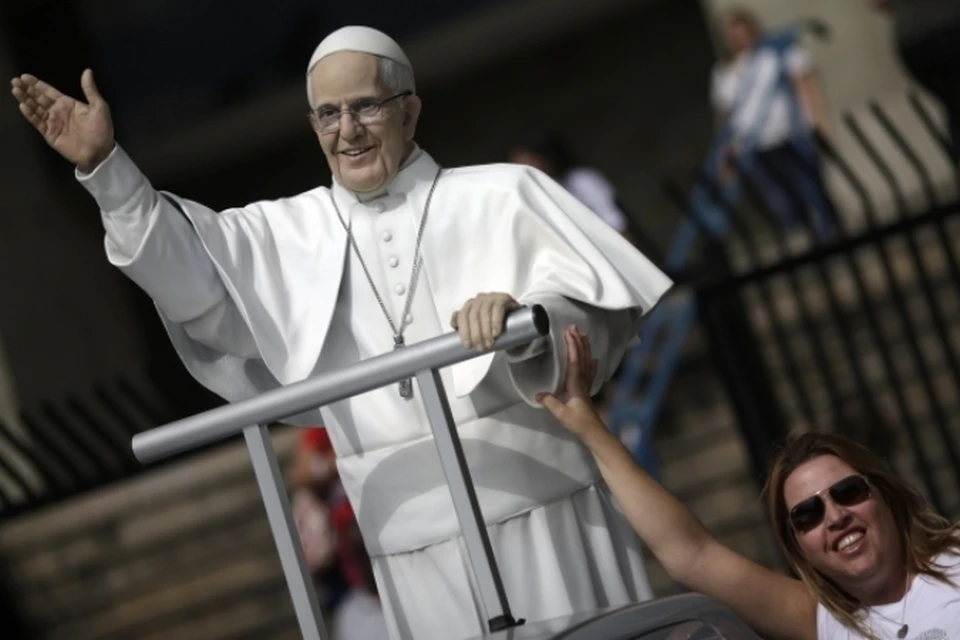Фигура папы Франциска во весь рост была установлена в июне у Кафедрального собора Буэнос-Айреса