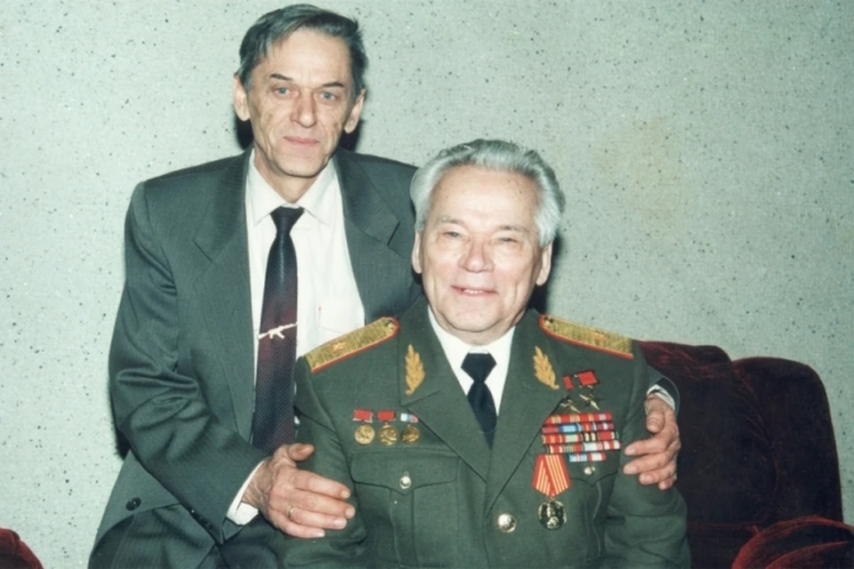 Виктор Калашников со своим легендарным отцом.