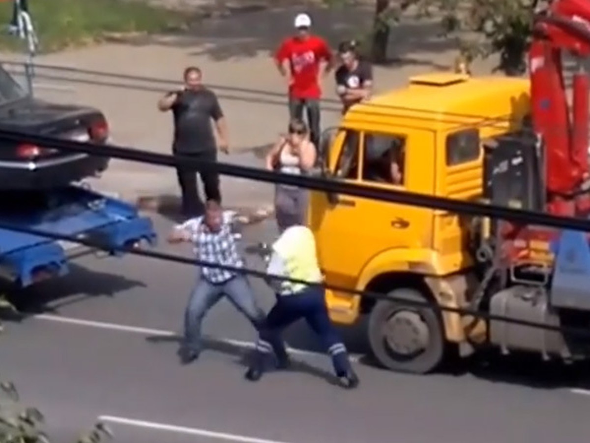 В центре Челябинска водитель подрался с инспектором ГИБДД из-за эвакуации  машины - KP.RU