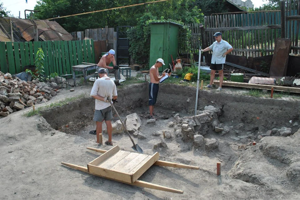 Раскопки на Увеке ведутся прямо во дворе частного дома