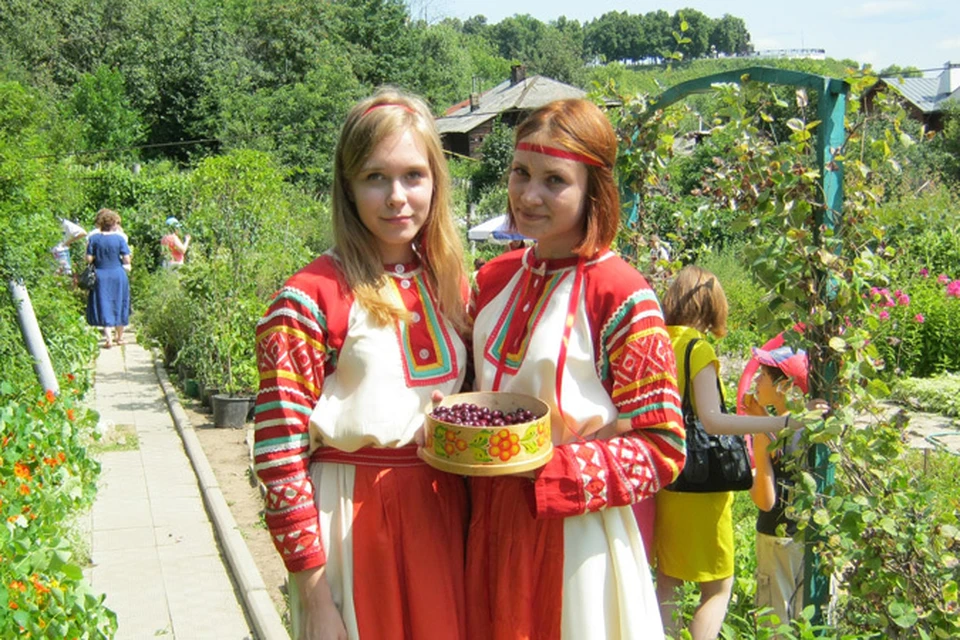 Вишневый спас. Праздник вишневый спас во Владимире. Вишневый спас в Патриаршем саду. Вишневый спас во Владимире 2023. Вишневый спас во Владимире 2017.