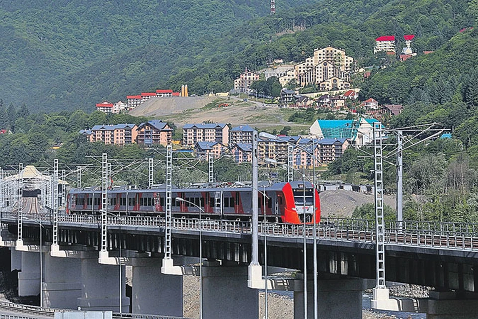 Для строительства совмещенной дороги Адлер - Красная Поляна применены сложнейшие инженерные решения - проложено 12 тоннелей, возведено более 50 мостов и эстакад.