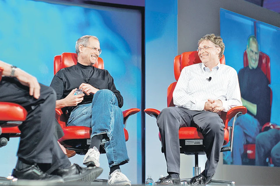 - НОРМАЛЬНО, БИЛЛИ?
- ОТЛИЧНО, ДЖОБС!!!
Стив Джобс (слева) и Билл Гейтс, основатели компаний - компьютерных монстров. У этих конкурентов было намного больше общего, чем мы привыкли думать...