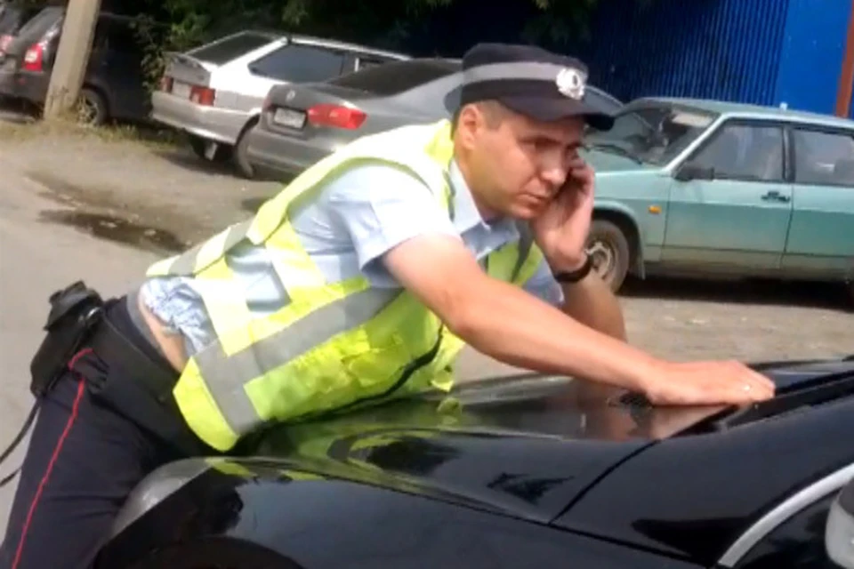 В Улан-Удэ инспектор ГИБДД на ходу запрыгнул в авто пьяной женщины