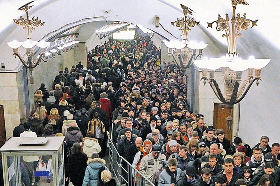 Наш колумнист на примере столичного метро рассуждает о том, почему москвичи не готовы принимать протянутую им руку помощи