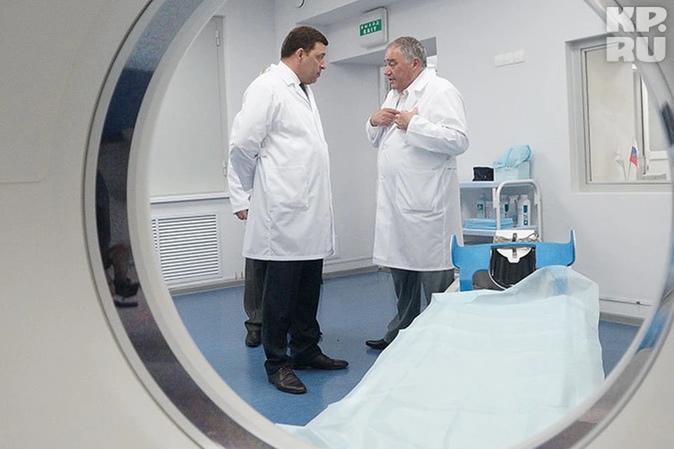 Губернатор заехал в институт Яна Габинского и пообещал выделить деньги на развитие его нового проекта.