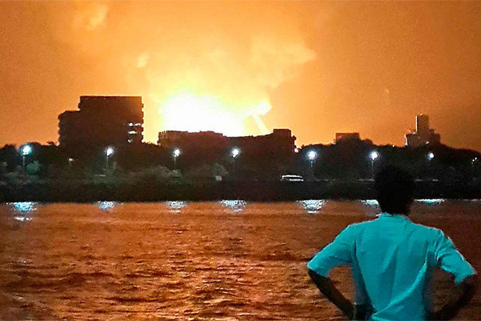 Зеваки наблюдают за заревом от пожара на подводной лодке «Синдуракшак»
