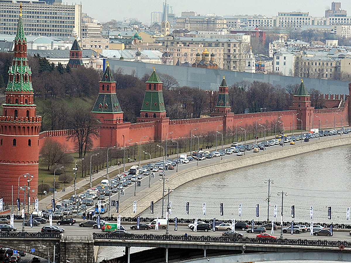 Ни москва. Пробки Москва Кремлевская набережная. Кремль Москва 20 башен. Водовзводная башня Московского Кремля схема. Колодец в Водовзводной башне Кремля.