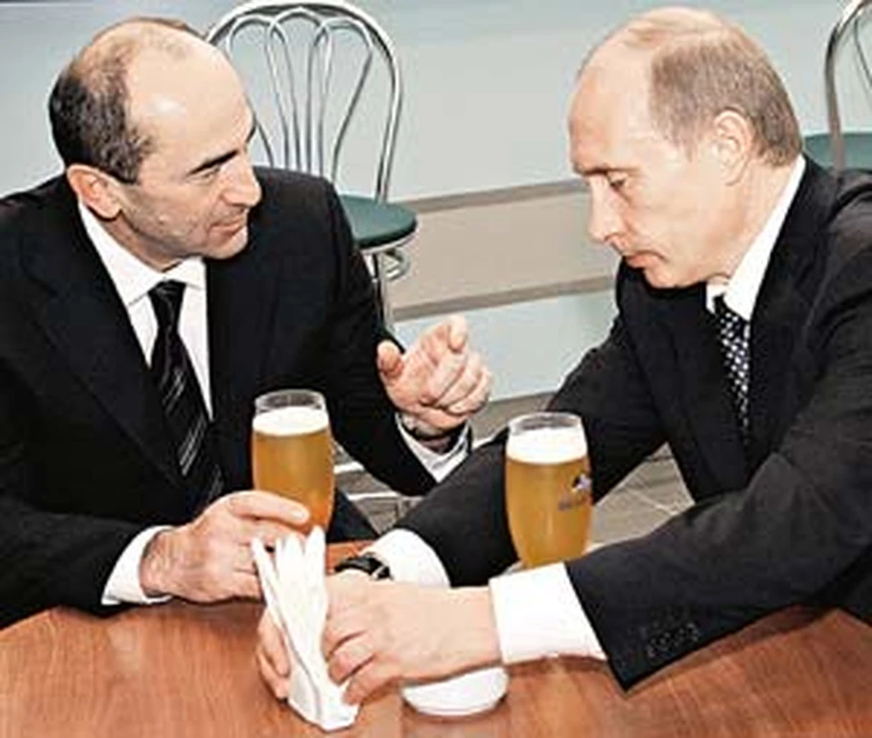 Роберт Кочарян:  - Хорошее  у вас пиво!
Владимир Путин: - А газ у нас еще лучше!