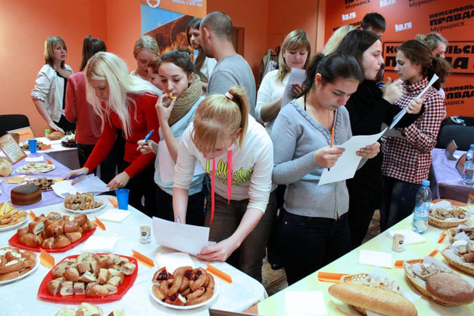 Дегустация - дело непростое: глаза разбегаются, вкусные запахи щекочут нос. 
А ведь надо еще и оценить продукты!
